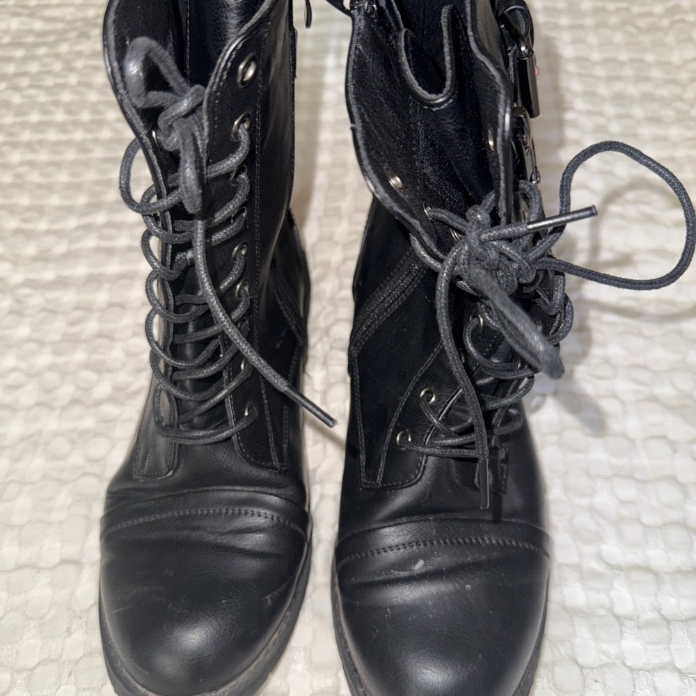 Women’s size 8 Vepose Black Lace-Up Moto Boots